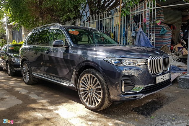 Mẫu SUV hạng sang BMW X7 cũng được sử dụng cho d&agrave;n rước d&acirc;u. BMW X7 được nhiều đại l&yacute; tư nh&acirc;n cũng như nh&agrave; nhập khẩu ch&iacute;nh h&atilde;ng mang về Việt Nam với mức gi&aacute; khoảng&nbsp;7 tỷ đồng. Đối thủ ch&iacute;nh của mẫu xe n&agrave;y l&agrave; Mercedes-Benz GLS-Class, Lexus LX570...