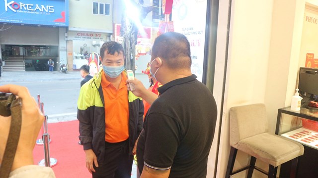 Kh&aacute;ch h&agrave;ng v&agrave;o giao dịch đều được đo nhiệt độ....