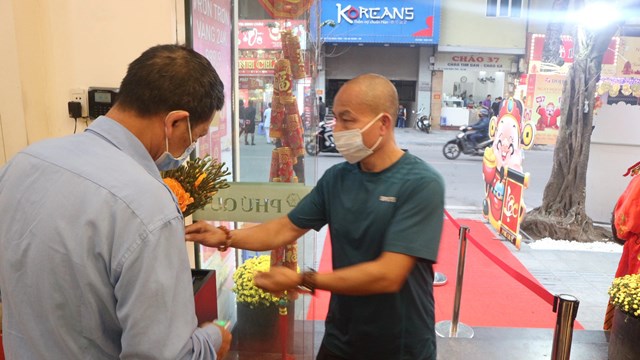 ...v&agrave; rửa tay s&aacute;t khuẩn.