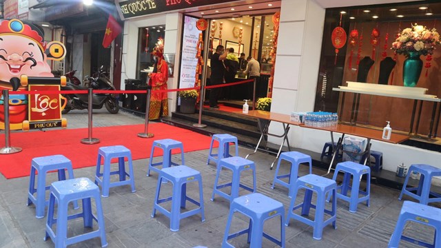H&agrave;ng ghế trước cửa hiệu d&ugrave;ng để cho kh&aacute;ch h&agrave;ng ngồi chờ trước khi v&agrave;o giao dịch nhưng rất vắng vẻ.