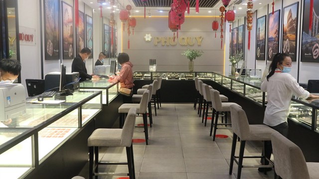 B&ecirc;n trong quầy, chỉ một kh&aacute;ch h&agrave;ng đang thanh to&aacute;n.