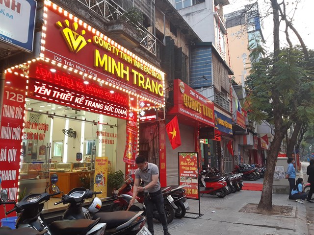 C&aacute;c cửa hiệu nhỏ im l&igrave;m, gần như kh&ocirc;ng c&oacute; kh&aacute;ch t&iacute;nh đến 7h30.