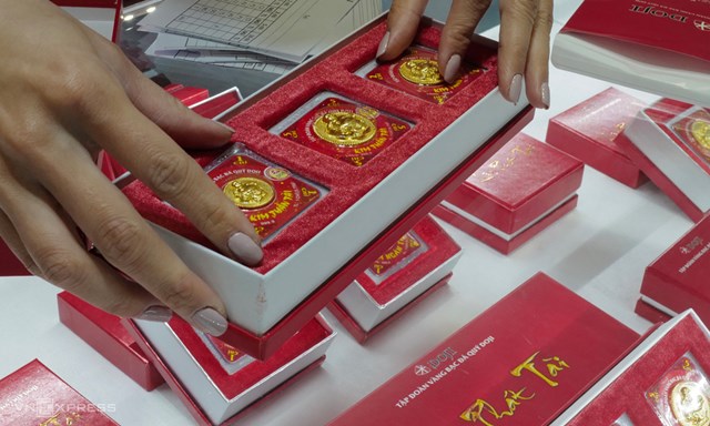 Người d&acirc;n mua v&agrave;ng cầu may tại một cửa h&agrave;ng tr&ecirc;n phố Trần Nh&acirc;n T&ocirc;ng, H&agrave; Nội s&aacute;ng nay.&nbsp;Ảnh: Ngọc Th&agrave;nh.