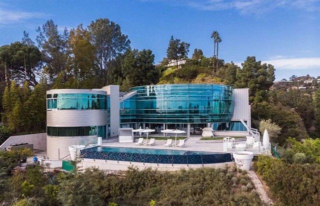 Năm 2014, ng&ocirc;i sao nhạc pop n&agrave;y thu&ecirc; một căn biệt thự độc đ&aacute;o ở khu Beverly Hills gi&agrave;u c&oacute; của th&agrave;nh phố Los Angeles, bang California với gi&aacute;&nbsp;60.000 USD/th&aacute;ng. Ảnh:&nbsp;Zillow.