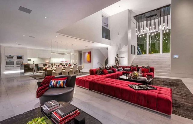 Ng&ocirc;i nh&agrave; c&oacute; diện t&iacute;ch hơn 550 m2 với 3 ph&ograve;ng ngủ, 6 ph&ograve;ng tắm c&ugrave;ng những tiện &iacute;ch cao cấp như quầy bar, hồ bơi, hầm rượu, rạp chiếu phim v&agrave; ph&ograve;ng tập thể dục. Ảnh:&nbsp;Zillow.
