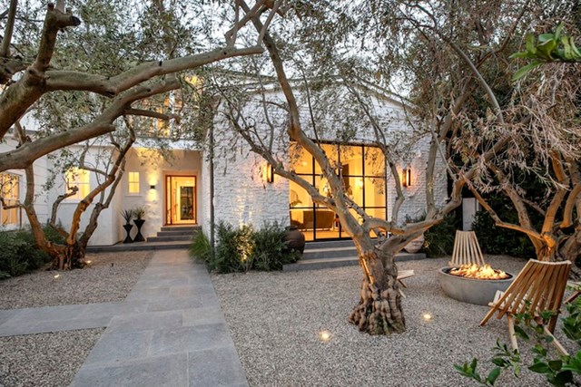 Nam ca sĩ người Canada c&ugrave;ng vợ mua một căn biệt thự ấm c&uacute;ng ở khu Holmby Hills của th&agrave;nh phố Los Angeles v&agrave;o năm 2019 với gi&aacute;&nbsp;8,5 triệu USD. Ảnh:&nbsp;Zillow.
