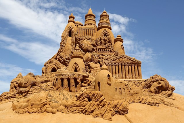Hai nh&agrave; đi&ecirc;u khắc Sandis Kondis v&agrave; Sue McGrew đ&atilde; tạc t&aacute;c phẩm c&aacute;t Atlantis tuyệt đẹp cho triển l&atilde;m "Under the Sea" ở Melbourne, Australia năm 2013.