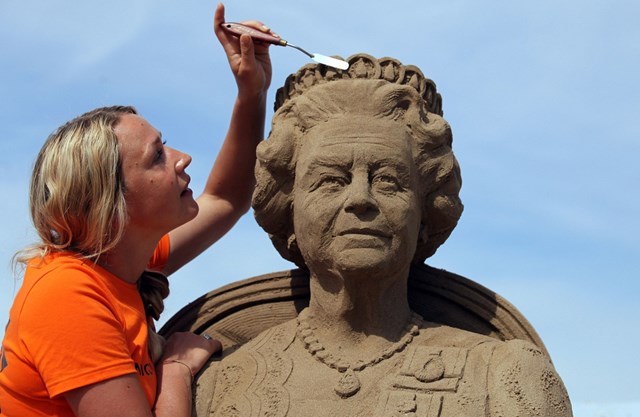 Năm 2012, Nicola Wood thực hiện t&aacute;c phẩm đi&ecirc;u khắc tượng c&aacute;t Nữ ho&agrave;ng Elizabeth II tại Lễ hội Đi&ecirc;u khắc c&aacute;t Weston-super-Mare h&agrave;ng năm ở Anh. Tại năm thứ 7 của lễ hội n&agrave;y, c&aacute;c nghệ sĩ đ&atilde; sử dụng 4.000 tấn c&aacute;t của b&atilde;i biển Weston để tạo n&ecirc;n m&agrave;n tr&igrave;nh diễn nghệ thuật khổng lồ.