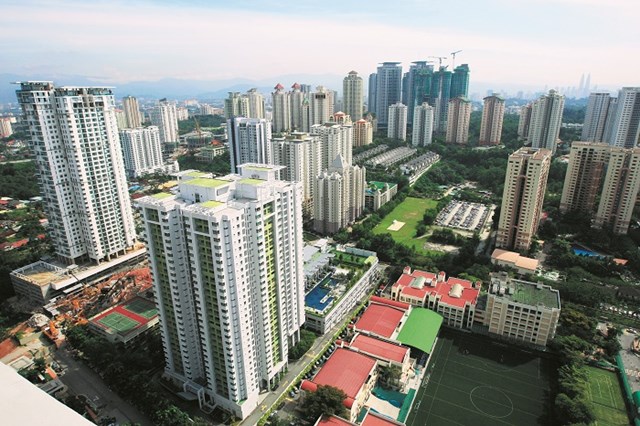Giới đầu tư đang c&oacute; xu hướng chuyển từ t&iacute;ch trữ v&agrave;ng, gửi tiết kiệm ng&acirc;n h&agrave;ng sang bất động sản.