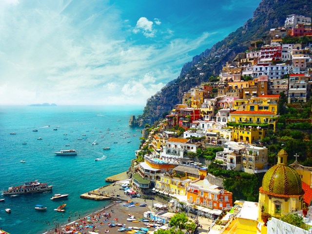 Italy thu h&uacute;t bởi những thị trấn c&oacute; phong cảnh đẹp, l&atilde;ng mạn.