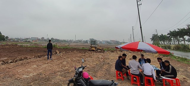&ldquo;C&ograve;&rdquo; đất c&ocirc;ng khai rao b&aacute;n, tư vấn giao dịch đất tại dự &aacute;n T&acirc;y Ph&ugrave; V&acirc;n, TP.Phủ L&yacute;, H&agrave; Nam d&ugrave; chưa xong hạ tầng, chưa đủ ph&aacute;p l&yacute;. Ảnh: L&Ecirc; QU&Acirc;N