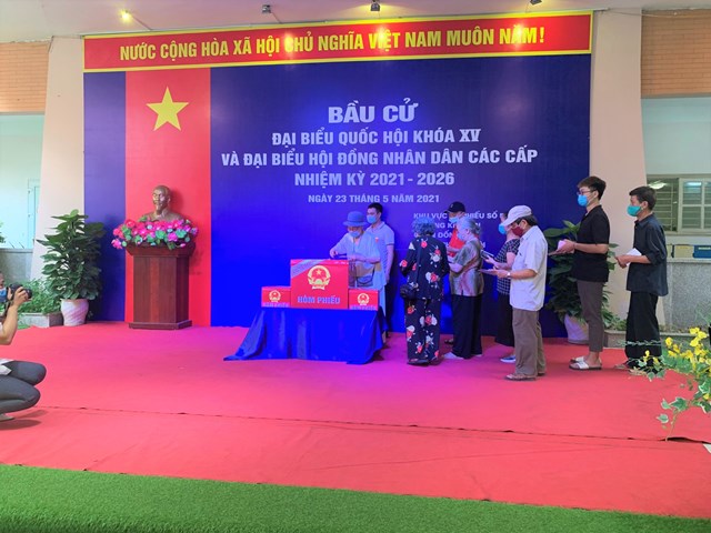 Tất cả những cử tri v&agrave; người tham dự bầu cử đều thực hiện nghi&ecirc;m c&aacute;c biện ph&aacute;p ph&ograve;ng dịch theo quy định của Bộ Y tế như đeo khẩu trang, giữ khoảng c&aacute;ch, đo th&acirc;n nhiệt, s&aacute;t khuẩn tay, khai b&aacute;o y tế... Ảnh: Huyền Mai