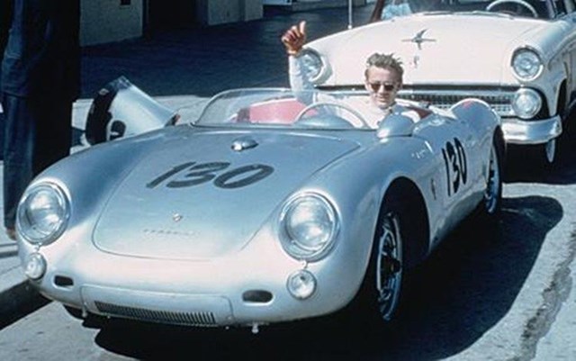 James Dean vốn l&agrave; ngườiy&ecirc;u th&iacute;ch đua xe nhưng ch&iacute;nh niềm đam m&ecirc; ấy lại dẫn đến một c&aacute;i kết bi thương cho &ocirc;ng.