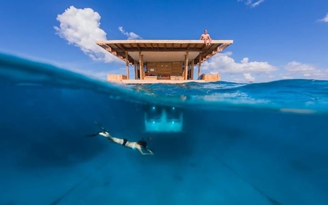 Manta Resort, Tanzania: Manta l&agrave; một khu nghỉ dưỡng xa hoa nằm ở ngo&agrave;i khơi Pemba, quần đảo Zanzibar. C&aacute;c căn ph&ograve;ng của khu resort n&agrave;y nằm dưới s&acirc;u dưới mặt biển khoảng 4m n&ecirc;n du kh&aacute;ch c&oacute; thể chi&ecirc;m ngưỡng được kh&ocirc;ng gian dưới v&ugrave;ng biển Ấn Độ Dương sống động.