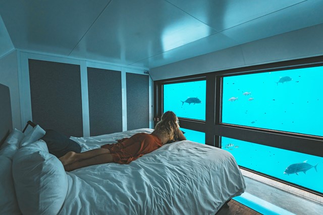 Đặc biệt từ s&agrave;n đến trần nh&agrave; được thiết kế tường k&iacute;nh bao quanh để du kh&aacute;ch c&oacute; thể chi&ecirc;m ngưỡng khung cảnh đại dương trong tầm mắt. Mỗi ph&ograve;ng tại đ&acirc;y c&oacute; mức gi&aacute; từ 505 USD/đ&ecirc;m.