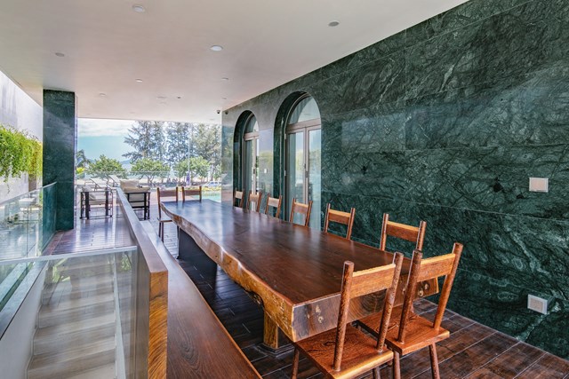 Ph&ograve;ng ăn ngo&agrave;i trời bố tr&iacute; một b&agrave;n ăn bằng gỗ lớn hướng ra view biển, kh&ocirc;ng gian l&yacute; tưởng để tụ họp đại gia đ&igrave;nh cũng như tổ chức cuộc vui với bạn b&egrave;.&nbsp;