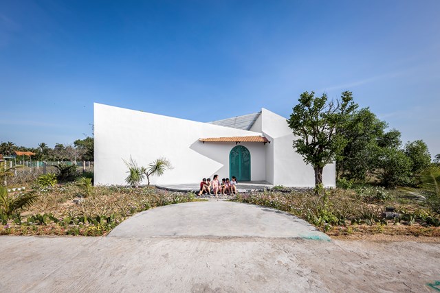 Ph&uacute; Y&ecirc;n House mới đ&acirc;y đ&atilde; xuất hiện tr&ecirc;n tạp ch&iacute; kiến tr&uacute;c nổi tiếng của Mỹ ArchDaily. Ng&ocirc;i nh&agrave; c&oacute; diện t&iacute;ch 420m2 được ho&agrave;n th&agrave;nh v&agrave;o năm 2021.