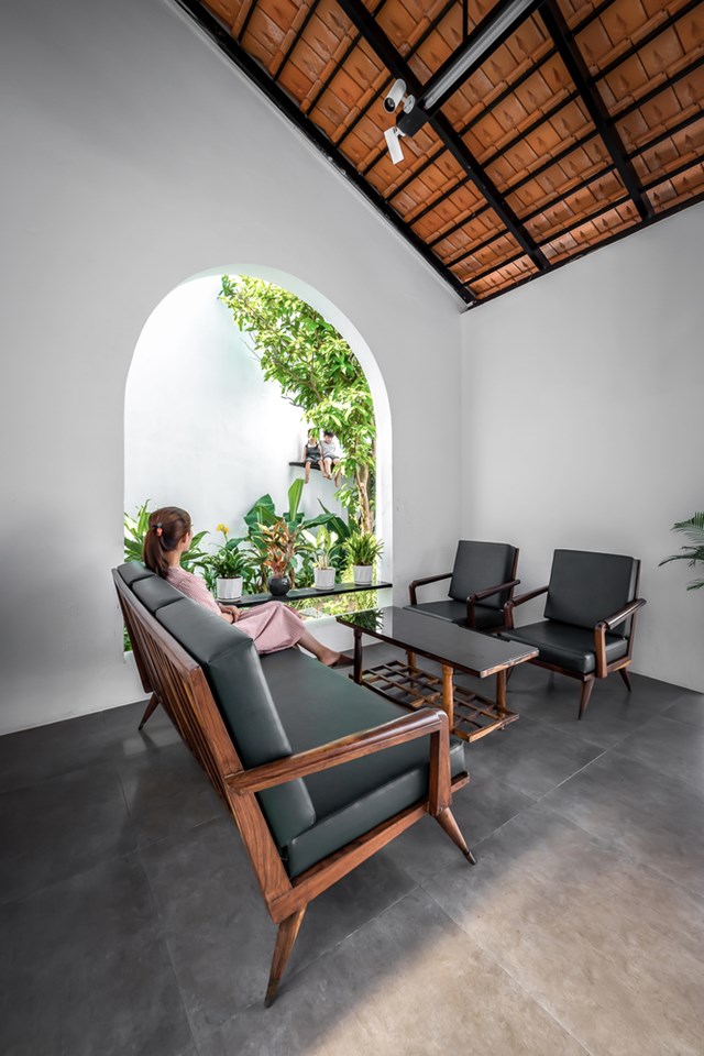 Nội thất trong ph&ograve;ng kh&aacute;ch kh&aacute; đơn giản.&nbsp;Cửa th&ocirc;ng giữa c&aacute;c kh&ocirc;ng gian được tối đa h&oacute;a cả về chiều cao v&agrave; chiều rộng.