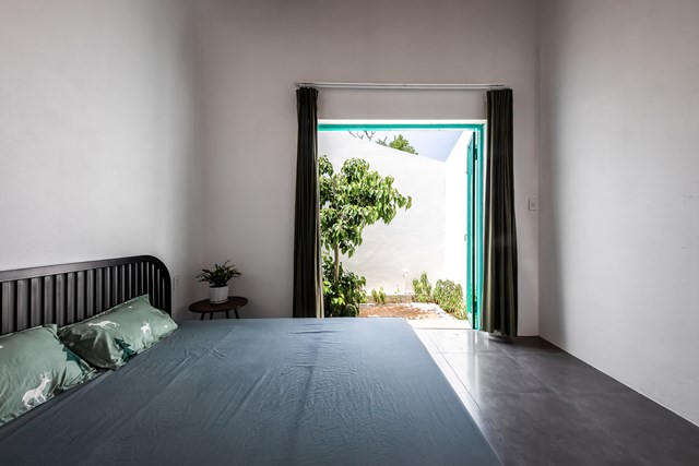 V&igrave; kh&ocirc;ng phải nơi ở thường xuy&ecirc;n n&ecirc;n nội thất ph&ograve;ng ngủ chỉ trang bị những g&igrave; cần thiết nhất với t&ocirc;ng m&agrave;u trầm.