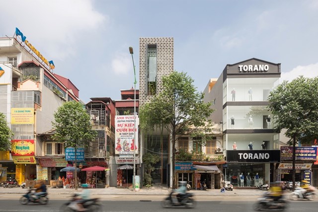 CH House nằm gần với tuyến đường lớn, tập trung nhiều dân cư ở quận Hà Đông, Hà Nội. Lấy cảm hứng từ những ngôi nhà cổ ở thủ đô, công trình nổi bật với những không gian đón nắng và gió nhờ khoảng sân trong tách biệt.