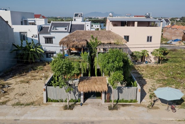  Với diện tích 200m2, SKB House là thiết kế của Chong Chóng Architecture nổi bật với kiến trúc hiện đại kết hợp với nét thôn quê độc đáo thông qua mái tranh sen. 