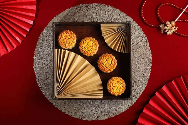 "Bộ sưu tập" b&aacute;nh trung thu năm nay của Kh&aacute;ch sạn Pancific H&agrave; Nội cũng c&oacute; hộp gi&aacute; l&ecirc;n tới&nbsp; 12,88 triệu đồng bao gồm 6 b&aacute;nh lớn v&agrave; một b&igrave;nh hoa tứ qu&yacute;. Ngo&agrave;i ra, đơn vị n&agrave;y cũng c&oacute; những sản phẩm gi&aacute; dao động từ 598.000 đồng &ndash; 1,18 triệu đồng.&nbsp;