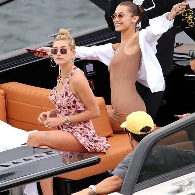 Hailey Bieber v&agrave; Bell Hadid bị bắt gặp khi đi du lịch Italy trong m&ugrave;a dịch. (Ảnh: Twitter)