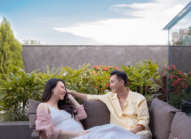 Mới đây vợ chồng Cường Đô La – Đàm Thu Trang đã chuyển về sống tại căn biệt thự lộng lẫy tại quận 7 TP HCM được hoàn thành cách đây chưa lâu. Không chỉ là món quà xa xỉ dành tặng bà xã và con gái mới chào đời, căn biệt thự còn là nơi trưng bày bộ sưu tập xe xịn của đại gia phố núi. 