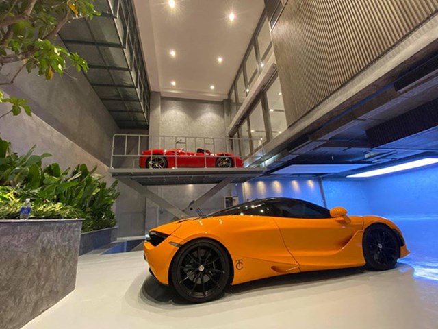 Nổi tiếng l&agrave; tay chơi xe xa xỉ, Cường Đ&ocirc; la đ&atilde; d&agrave;nh nhiều t&acirc;m huyết để thiết kế garage &ocirc; t&ocirc; tại căn biệt thự mới. Sức chứa của garage tầng 1 l&ecirc;n tới 6 xe với hệ thống cầu n&acirc;ng thủy lực c&oacute; thể đưa xe l&ecirc;n vị tr&iacute; tầng 2.