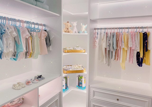 Đặc biệt doanh nh&acirc;n Nguyễn Quốc Cường đ&atilde; tự tay thiết kế căn ph&ograve;ng nhỏ đầy h&agrave;ng hiệu để ch&agrave;o đ&oacute;n sự ra đời của c&ocirc; con g&aacute;i Suchin. Khi b&eacute; chưa đầy 1 th&aacute;ng tuổi, đại gia phố n&uacute;i đ&atilde; h&agrave;o ph&oacute;ng mua một set t&uacute;i cao cấp của thương hiệu Chanel trị gi&aacute; hơn 700 triệu đồng.