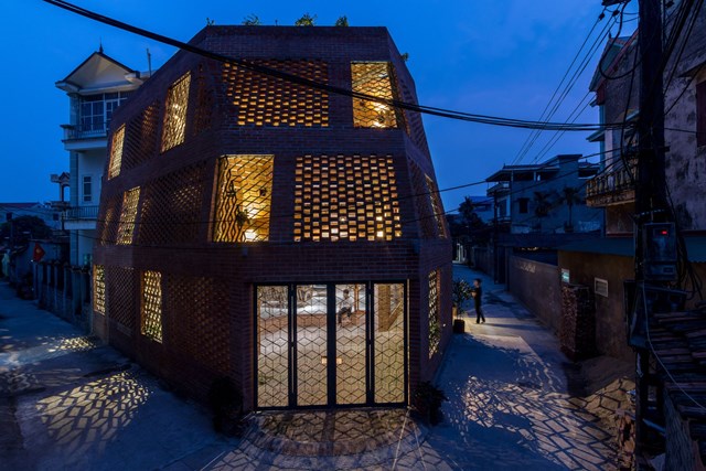 Với tổng diện t&iacute;ch 190m2, c&ocirc;ng tr&igrave;nh &ldquo;Hang Gạch&rdquo; nằm ở ngoại th&agrave;nh H&agrave; Nội đ&atilde; từng gi&agrave;nh giải Nhất &ldquo;C&ocirc;ng tr&igrave;nh của năm 2019&rdquo; do Tạp ch&iacute; kiến tr&uacute;c uy t&iacute;n Archdaily tổ chức.
