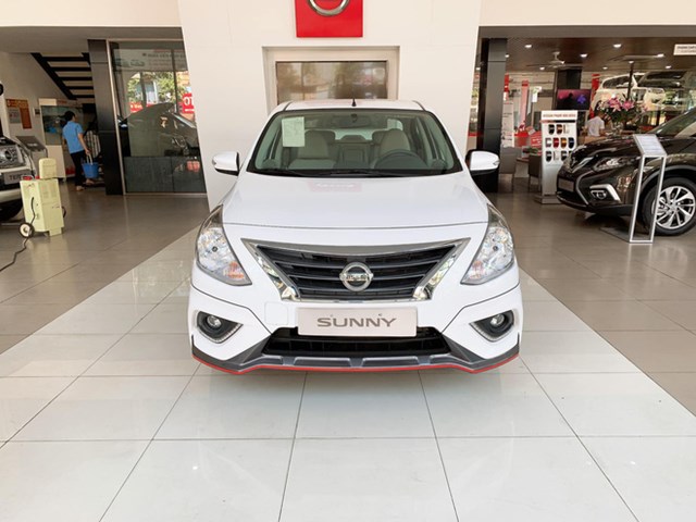 Nissan Sunny giảm gi&aacute; mạnh.
