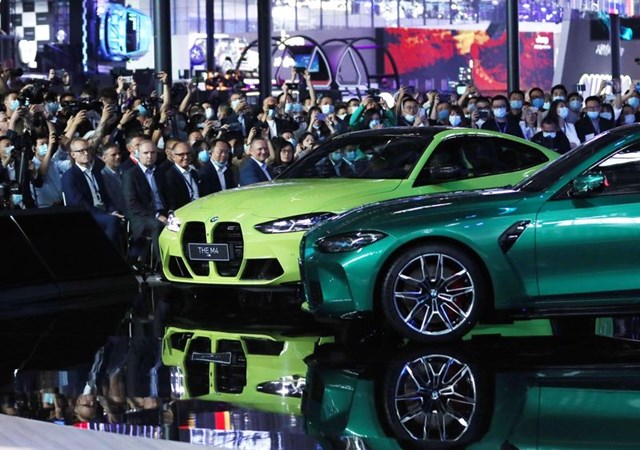 BMW M3 v&agrave; M4 l&agrave; mẫu xe thể thao mới nhất được h&atilde;ng xe Đức giới thiệu tại triển l&atilde;m. Hai mẫu xe sở hữu khối động cơ S58 tăng &aacute;p k&eacute;p 3.0L mới với c&ocirc;ng suất 473 m&atilde; lực cho khả năng tăng tốc từ 0-100km/giờ trong 4,2 gi&acirc;y. Gi&aacute;m đốc BMW Trung Quốc Jochen Goller cho biết h&atilde;ng sẽ tung ra 17 mẫu xe mới tại thị trường tỷ d&acirc;n trong năm nay.