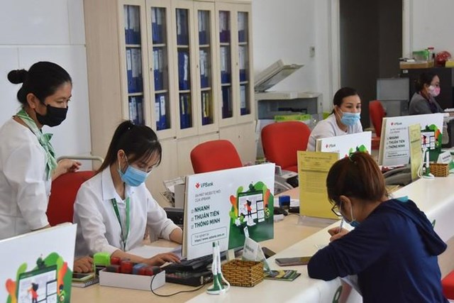 Việc hạ lãi suất tiền gửi được kỳ vọng sẽ kéo theo làn sóng hạ lãi suất cho vay trong thời gian tới. Trong ảnh: Khách hàng giao dịch tại Ngân hàng TMCP Việt Nam Thịnh Vượng (VPBank) Ảnh: TẤN THẠNH