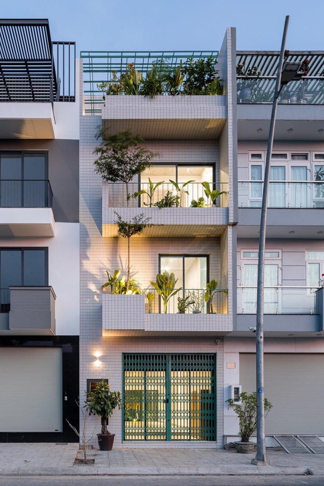 Vy Apartments được x&acirc;y dựng tr&ecirc;n khu đất d&agrave;i 17m, rộng 5m tr&ecirc;n một d&atilde;y phố ở Quận 7, TP HCM. Nh&oacute;m thiết kế đ&atilde; lựa chọn ốp gạch inox trắng đồng nhất cho mặt tiền do vướng quy hoạch khu nh&agrave; liền kề.