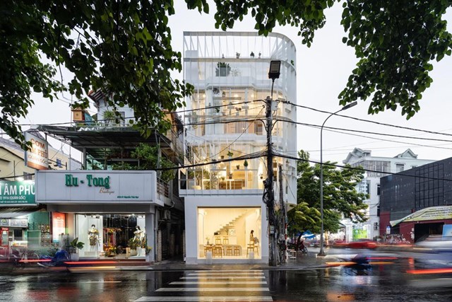 Mới đ&acirc;y tạp ch&iacute; kiến tr&uacute;c Archdaily đ&atilde; giới thiệu&nbsp;nh&agrave; phố kết hợp qu&aacute;n c&agrave; ph&ecirc; Tiam nằm ở gần ng&atilde; tư&nbsp;ở trung t&acirc;m th&agrave;nh phố Huế. Với diện t&iacute;ch&nbsp;rộng 35m2, đ&acirc;y l&agrave; nơi sinh sống của gia đ&igrave;nh 3 thế hệ với 7 th&agrave;nh vi&ecirc;n.