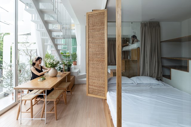 Nội thất của ng&ocirc;i nh&agrave; chủ yếu l&agrave;m từ vật liệu bền vững, th&acirc;n thiện với m&ocirc;i trường như tre, nứa, th&iacute;ch hợp sử dụng trong điều kiện kh&iacute; hậu đặc trưng của Huế.
