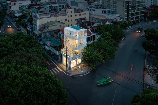 Khi l&ecirc;n đ&egrave;n, ng&ocirc;i nh&agrave; c&agrave;ng nổi bật hơn giữa phố thị.