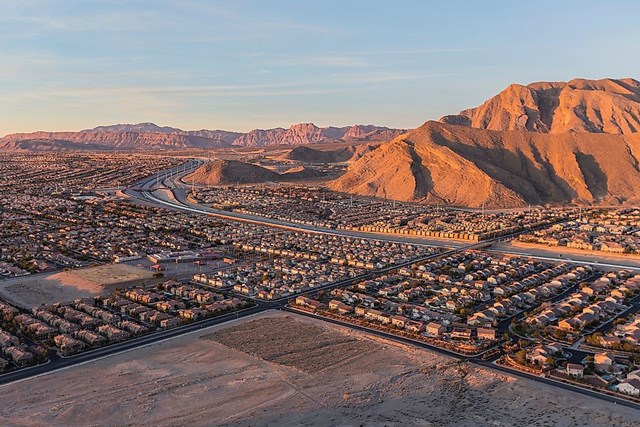 Đứng đầu danh s&aacute;ch l&agrave;&nbsp;Las Vegas, th&agrave;nh phố sa mạc được mệnh danh "vi&ecirc;n ngọc v&agrave;ng" của Nevada (Mỹ). Thường được gọi l&agrave; Vegas, nơi đ&acirc;y tập trung d&acirc;n cư đ&ocirc;ng nhất tiểu bang. Th&agrave;nh phố thu h&uacute;t du kh&aacute;ch với c&aacute;c khu nghỉ m&aacute;t, mua sắm, ăn uống cao cấp, những nơi giải tr&iacute; v&agrave; nhịp sống sầm uất về đ&ecirc;m.