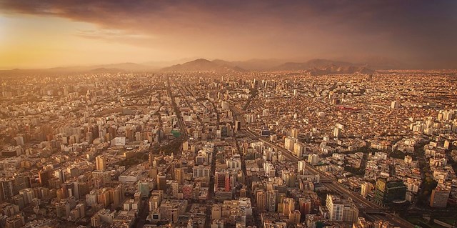 Lima&nbsp;l&agrave; thủ đ&ocirc; v&agrave; th&agrave;nh phố lớn nhất Peru. Giống tất cả th&agrave;nh phố nhộn nhịp kh&aacute;c trong danh s&aacute;ch n&agrave;y, nơi đ&acirc;y nằm trong một quần x&atilde; sinh vật sa mạc. Th&agrave;nh phố nh&igrave;n ra Th&aacute;i B&igrave;nh Dương, trong thung lũng của một số con s&ocirc;ng gần đ&oacute;. D&acirc;n số hơn 9 triệu người. Lima được coi l&agrave; trung t&acirc;m hoạt động ch&iacute;nh trị, văn h&oacute;a v&agrave; t&agrave;i ch&iacute;nh lớn của đất nước.