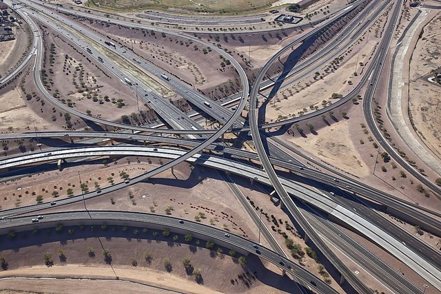 Quay trở lại Mỹ,&nbsp;Phoenix&nbsp;l&agrave; th&agrave;nh phố đ&ocirc;ng d&acirc;n nhất Arizona với hơn 1,5 triệu người sinh sống t&iacute;nh đến năm 2019. Điều n&agrave;y khiến nơi đ&acirc;y trở th&agrave;nh th&agrave;nh phố đ&ocirc;ng d&acirc;n thứ 5 nước Mỹ. Hoạt động kinh tế trước đ&acirc;y chủ yếu l&agrave; n&ocirc;ng nghiệp với c&aacute;c mặt h&agrave;ng b&ocirc;ng, gia s&uacute;c, cam qu&yacute;t. Khi chiến tranh thế giới thứ hai kết th&uacute;c, c&aacute;c c&ocirc;ng ty c&ocirc;ng nghệ cao bắt đầu tiến v&agrave;o thung lũng, dẫn đến d&acirc;n số ở đ&acirc;y ng&agrave;y c&agrave;ng đ&ocirc;ng đ&uacute;c.