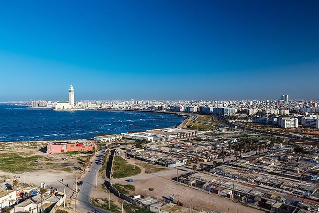 Th&agrave;nh phố lớn nhất ở Marocco,&nbsp;Casablanca, h&uacute;t kh&aacute;ch bởi khung cảnh l&atilde;ng mạn với nhiều c&ocirc;ng tr&igrave;nh kiến ​​tr&uacute;c phong ph&uacute; v&agrave; nh&agrave; thờ Hồi gi&aacute;o lớn thứ 7 thế giới. Theo số liệu năm 2019, d&acirc;n số trong khu vực đ&ocirc; thị của th&agrave;nh phố l&agrave; 3,71 triệu người. D&ugrave; kh&ocirc;ng phải thủ đ&ocirc;, th&agrave;nh phố n&agrave;y được coi l&agrave; trung t&acirc;m kinh tế của Marocco.