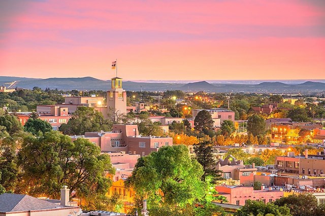 Santa Fe&nbsp;l&agrave; thủ phủ của bang&nbsp;New Mexico (Mỹ). Đ&acirc;y l&agrave; th&agrave;nh phố lớn thứ 4 trong bang với d&acirc;n số năm 2019 l&agrave; 84.683 người. H&igrave;nh th&agrave;nh v&agrave;o năm 1610, Santa Fe trở th&agrave;nh thủ phủ tiểu bang l&acirc;u đời nhất nước Mỹ. Nhiều người coi nơi đ&acirc;y l&agrave; một trong những kho t&agrave;ng nghệ thuật vĩ đại của thế giới v&igrave; c&oacute; nhiều ph&ograve;ng trưng b&agrave;y v&agrave; t&aacute;c phẩm. Những trải nghiệm văn h&oacute;a nổi bật l&agrave; thưởng thức c&aacute;c m&oacute;n ăn độc đ&aacute;o v&agrave; xem biểu diễn &acirc;m nhạc.