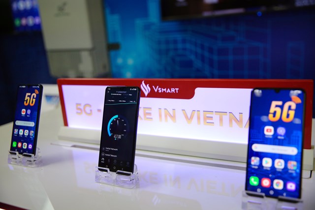 Một số mẫu điện thoại 5G đ&atilde; được giới thiệu tại thị trường Việt Nam. Ảnh: Ch&aacute;nh Trung