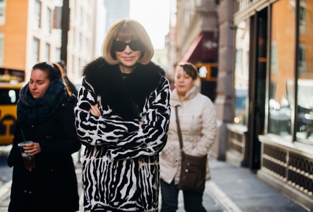 B&agrave; Anna Wintour một m&igrave;nh lật ngược t&igrave;nh thế khiến Vogue lột x&aacute;c hết sức ngoạn mục. (Ảnh: CNBC)