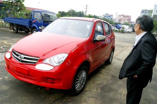 Khi mới 50 tuổi, đang giữ h&agrave;m Vụ trưởng tại Bộ Giao th&ocirc;ng vận tải, &ocirc;ng Huy&ecirc;n viết đơn xin nghỉ hưu sớm để ra ngo&agrave;i lập doanh nghiệp tư nh&acirc;n, quyết t&acirc;m sản xuất &ocirc; t&ocirc;.&nbsp;