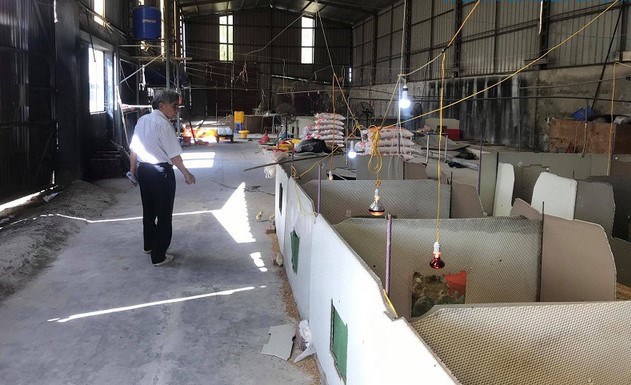 Bị ng&acirc;n h&agrave;ng siết nợ, hiện Chủ tịch Vinaxuki vẫn đang sống trong ng&ocirc;i nh&agrave; nằm tại nh&agrave; m&aacute;y của Vinaxuki ở M&ecirc; Linh c&ugrave;ng đồng lương hưu v&agrave; khoản thu nhập từ việc nu&ocirc;i g&agrave;.