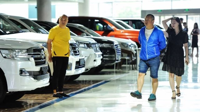 Kh&aacute;ch h&agrave;ng Trung Quốc trong một showroom &ocirc;t&ocirc; tại nước n&agrave;y. Ảnh:&nbsp;AFP.