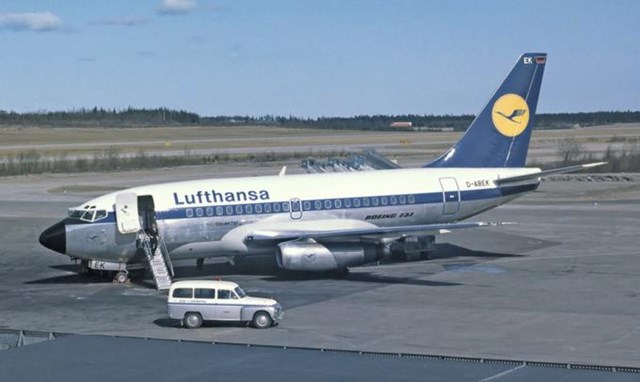 Boeing 737 đời đầu c&oacute; gầm rất thấp. Ảnh:&nbsp;Lufthansa.