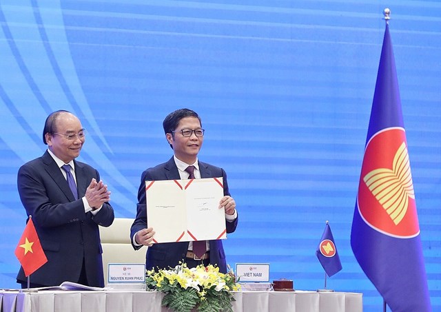 Bộ trưởng Bộ C&ocirc;ng Thương Trần Tuấn Anh được sự uỷ quyền của Thủ tướng Ch&iacute;nh phủ đ&atilde; đặt b&uacute;t k&yacute; Hiệp định RCEP s&aacute;ng 15/11. Ảnh:&nbsp;Giang Huy.